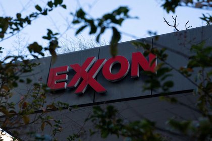 Mozambique says construction of Exxon LNG project will start in 12-18 months