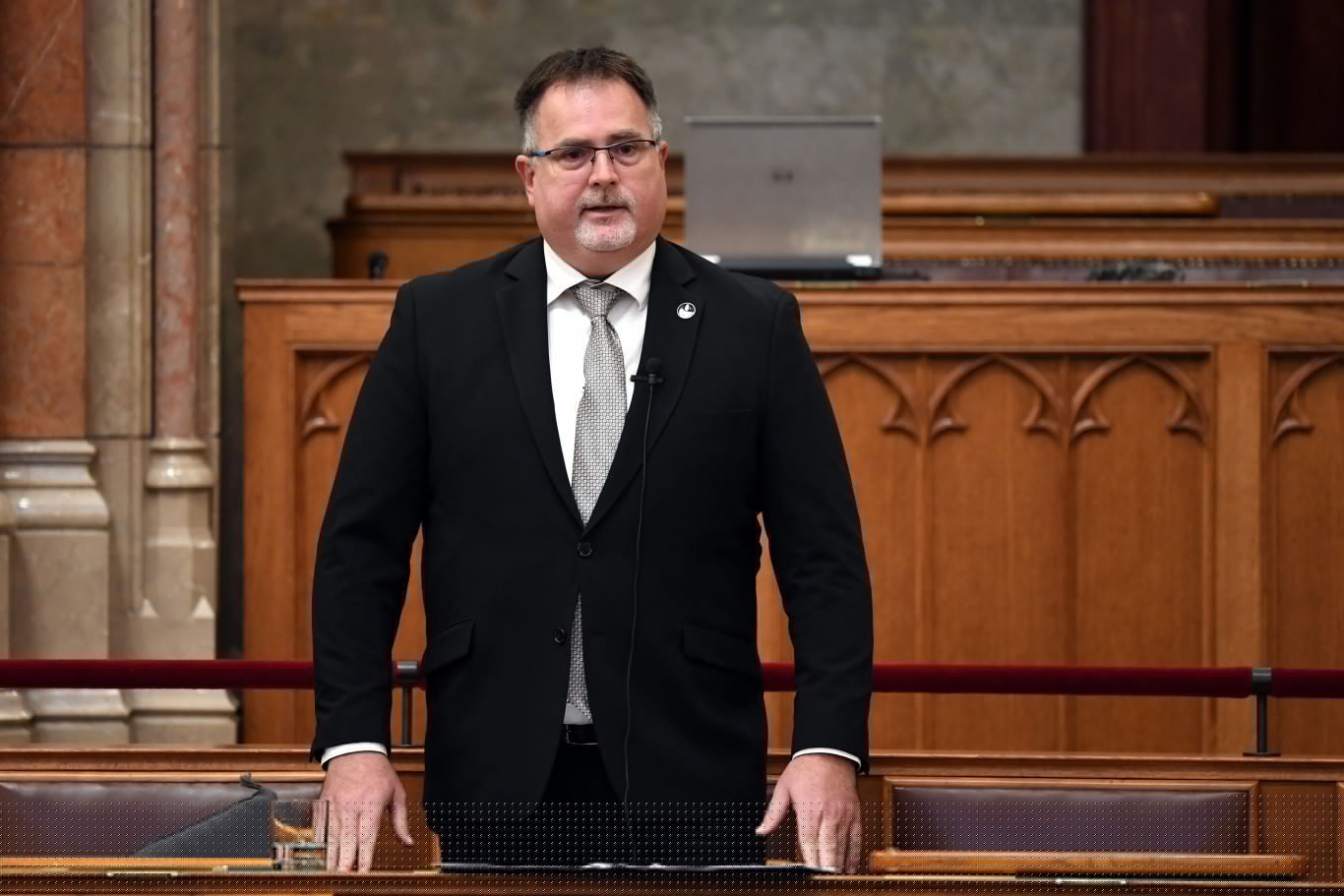 Windisch László normálisnak tartja, hogy vitája van a kormánnyal, nem tervez lemondani