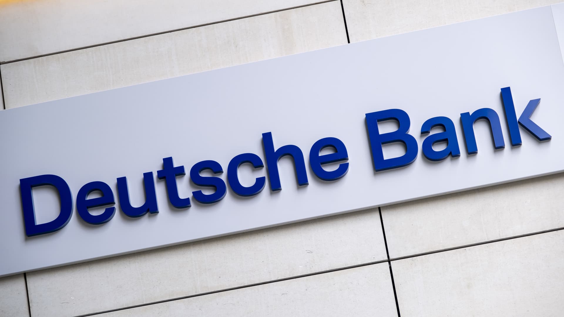 Deutsche Bank beats profit expectations as fixed income and currencies drive fourth-quarter earnings