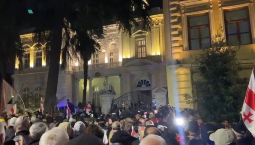 Kaos në zgjedhjet vendore në Gjeorgji, protestuesit tentojnë të hyjnë në presidencë