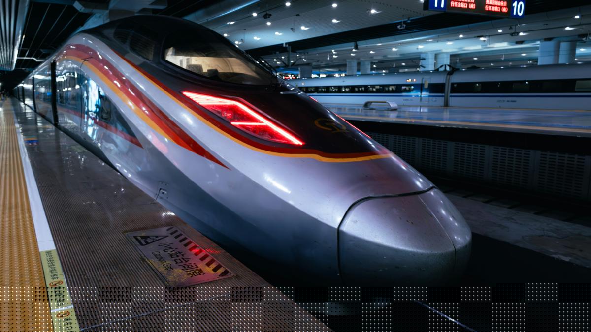 Un tren chinezesc a accelerat de la 0 la 800 km/h în doar 5,3 secunde și a doborât recordul mondial / video