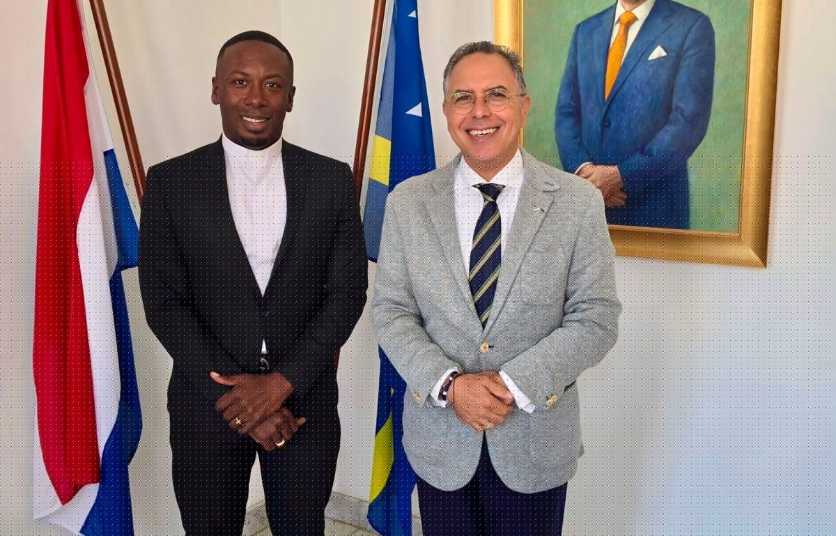 Gouverneur ontvangt pastoor Meris