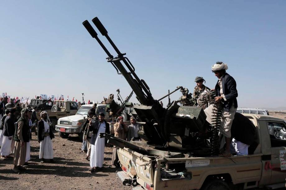 Yemeni army says Houthis fired missiles toward Red Sea