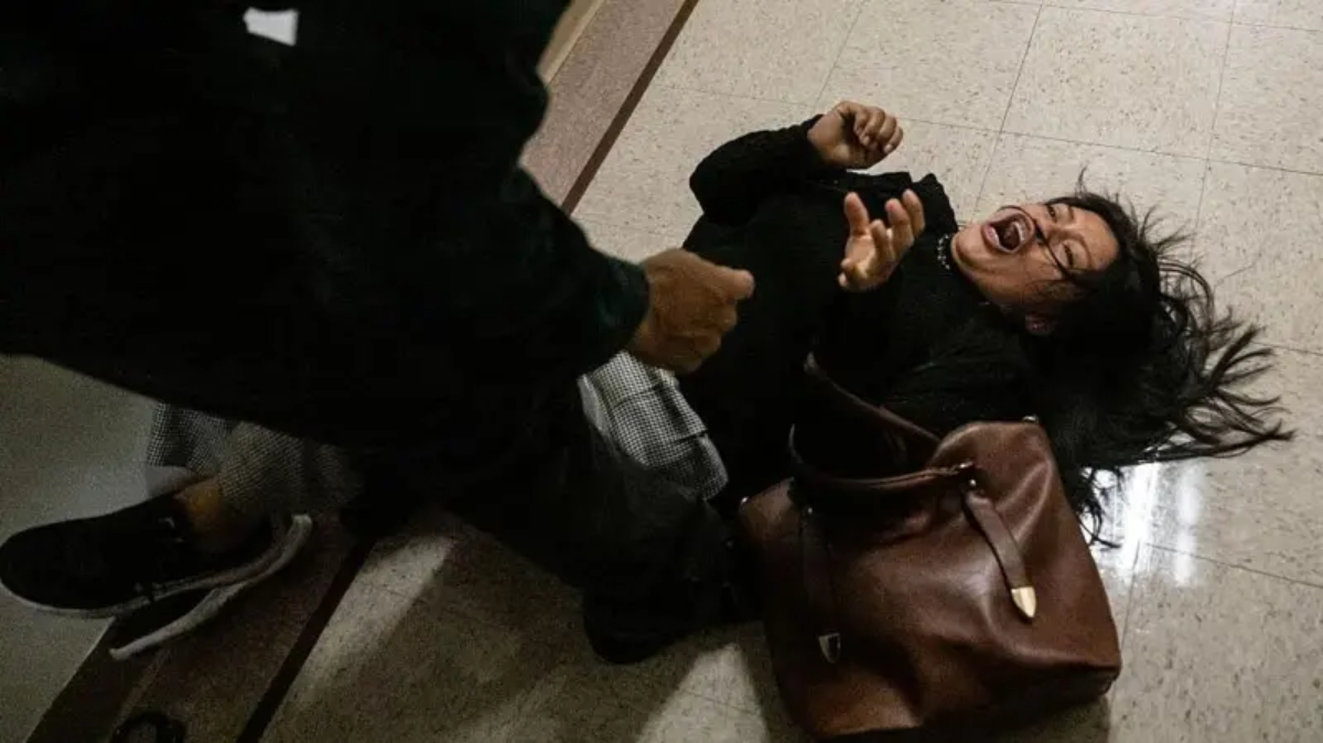 “Me embistió tan agresivamente que sentí terror”: la ecuatoriana a la que un agente de ICE arrojó al suelo en una corte de Nueva York