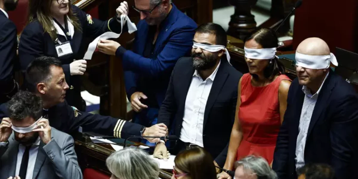Delmastro case, the Chamber denies the acquisition of the chats: brawl in the Chamber after the vote: Greens and Left “blindfolded”