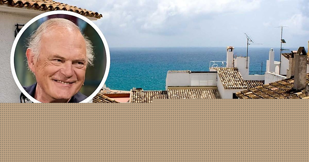 El pueblo de Alicante donde veranea Pedro Piqueras junto a su pareja: un iglesia con cúpulas azules y playas de aguas turquesas