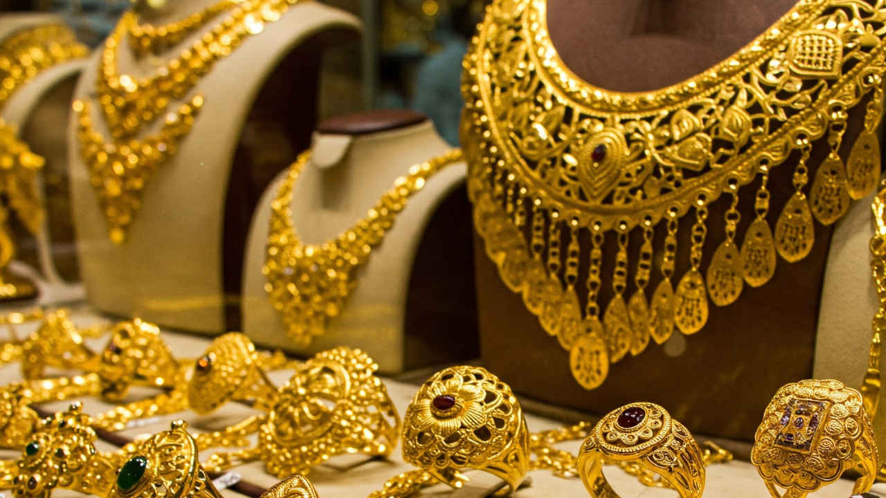 Gold and Silver Price Today: आसमान से गिरा, क्या गजुर पे अटकेगा सोने-चांदी का दाम? देखें आज का भाव