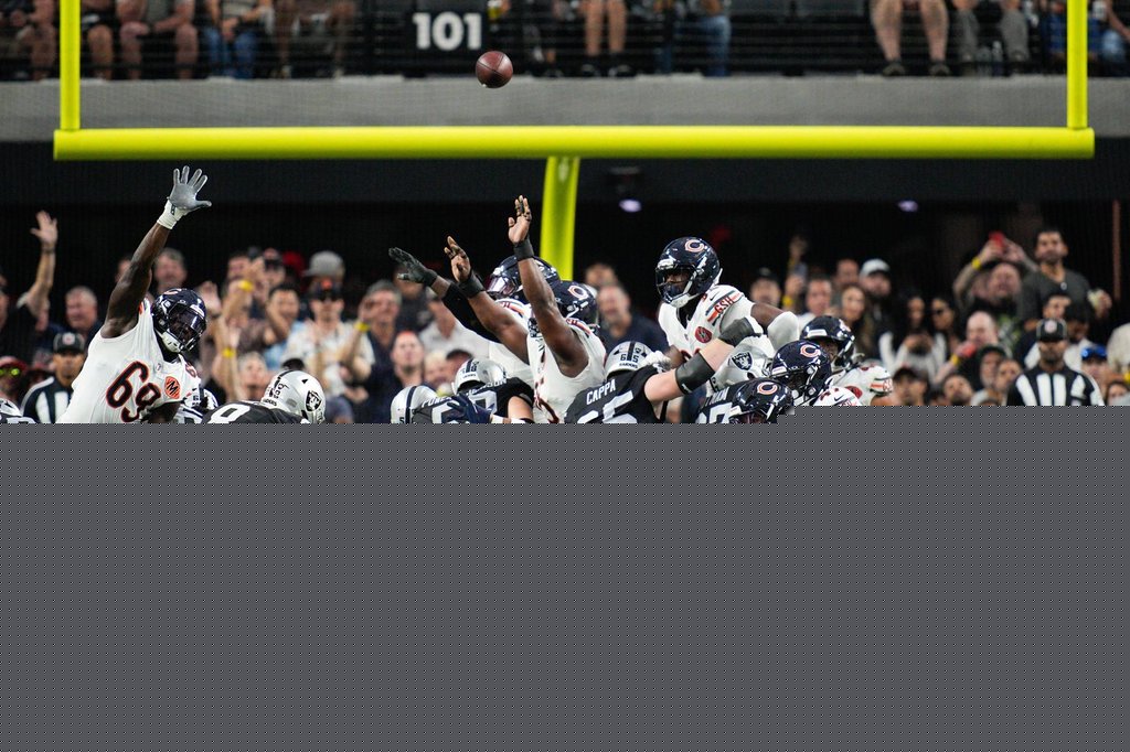 Josh Blackwell blocks field goal to preserve Bears’ rally for 25-24 win over Raiders
