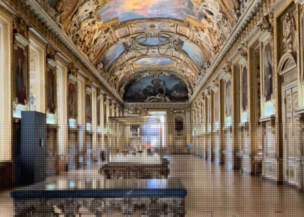 Musée du Louvre : Pourquoi la galerie d'Apollon est-elle considérée comme l'ancêtre de la galerie des Glaces de Versailles ?