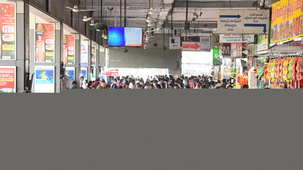 Heavy rush in Vijayawada on eve of Moola Nakshatram day, traffic diversions in place