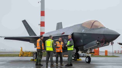 Des F-35 opèrent à l’aéroport de Schiphol à Amsterdam et testent l’utilisation d’infrastructures civiles lors d’un exercice de l’OTAN