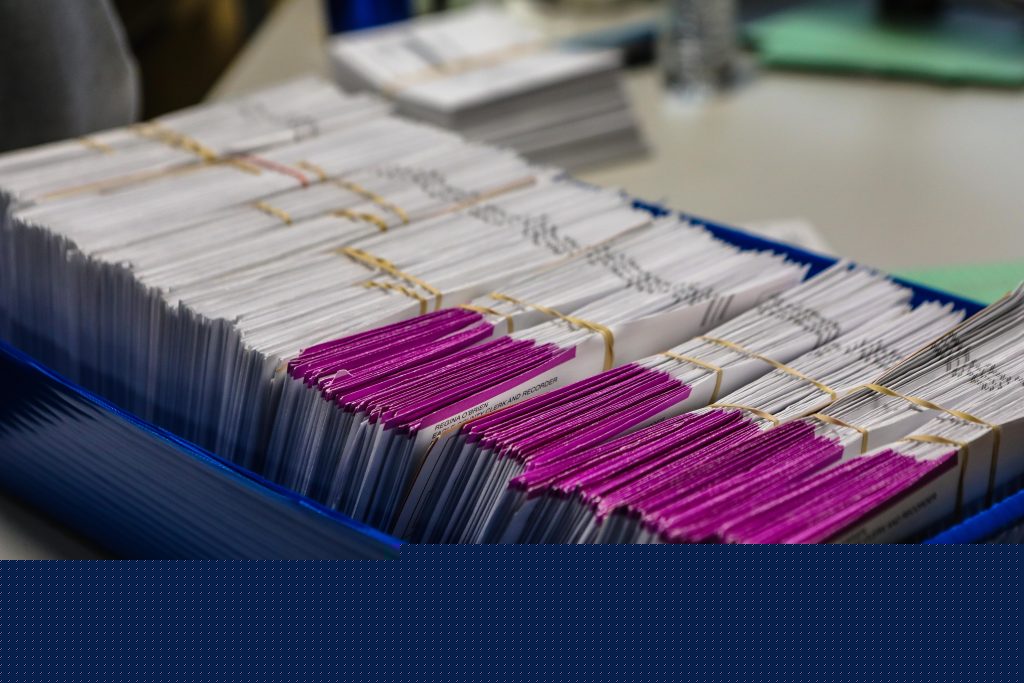 Colorado se une a casi dos docenas de estados para pedir al Servicio Postal que abandone su plan de restringir la votación por correo