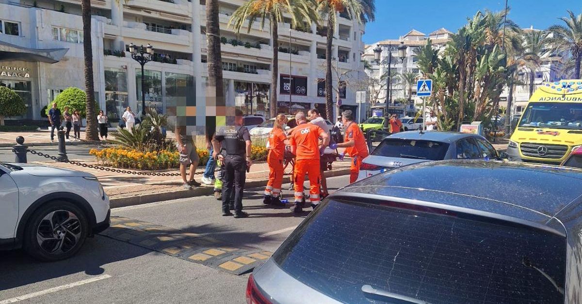 Muere en el hospital el joven de 25 años tiroteado mientras hablaba por teléfono en una terraza de Marbella