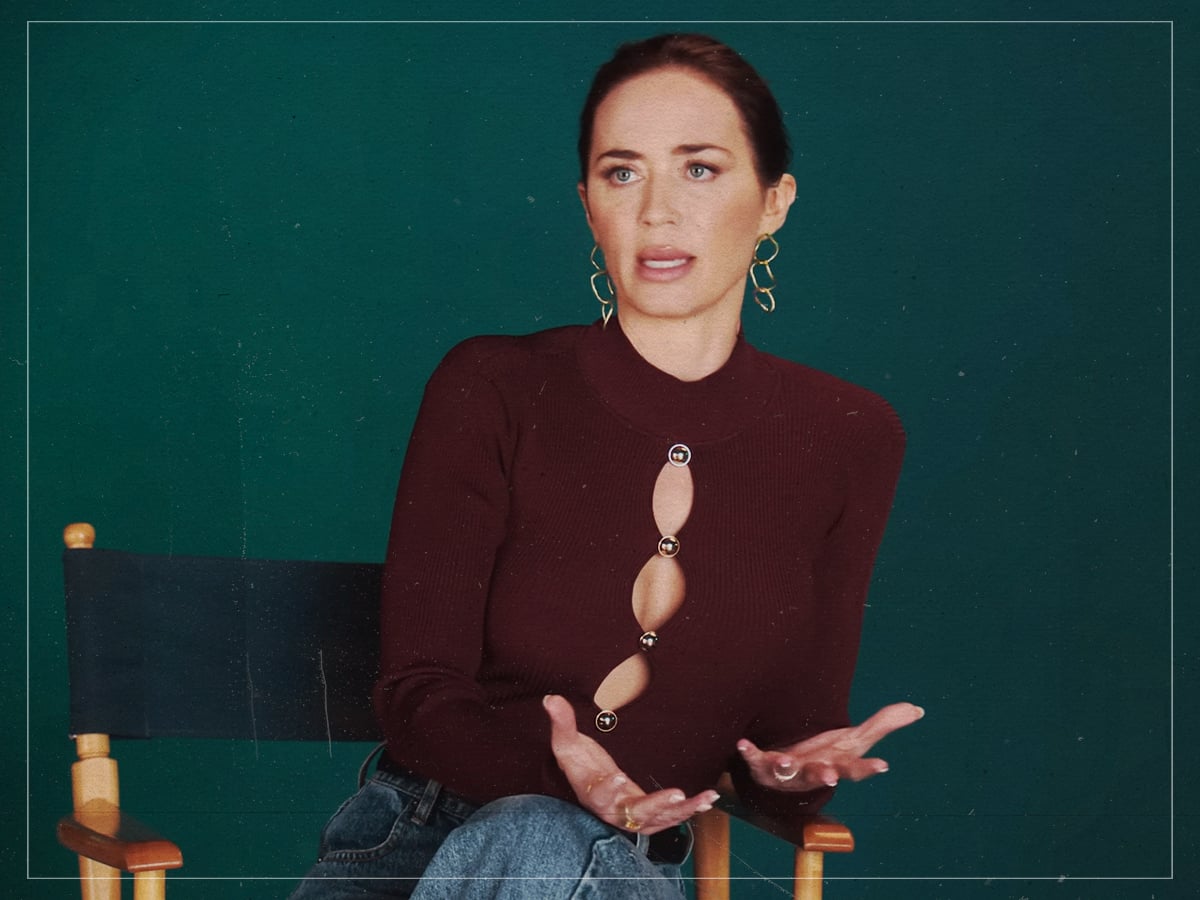 The “embarrassing” 2007 love scene Emily Blunt would rather forget: “It’s just you with your tits hanging out”
