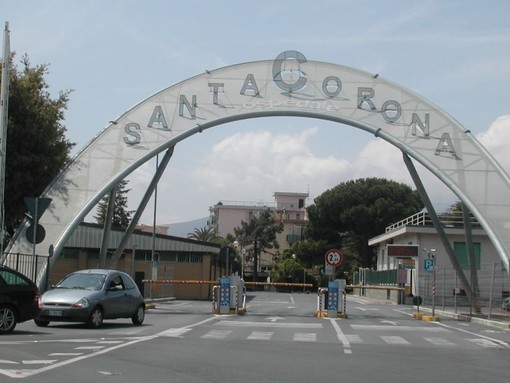 Cade da un'impalcatura ad Alassio, rimane ricoverato l'operaio ferito: non è in pericolo di vita