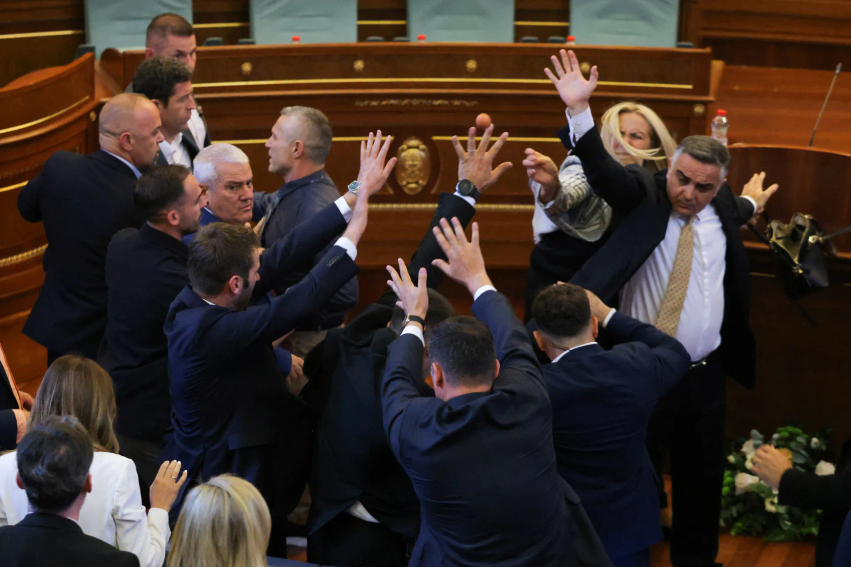 “Dobët. Shumë dobët” – Shkëlzen Gashi kritikon ashpër skenat me vezë në Kuvend
