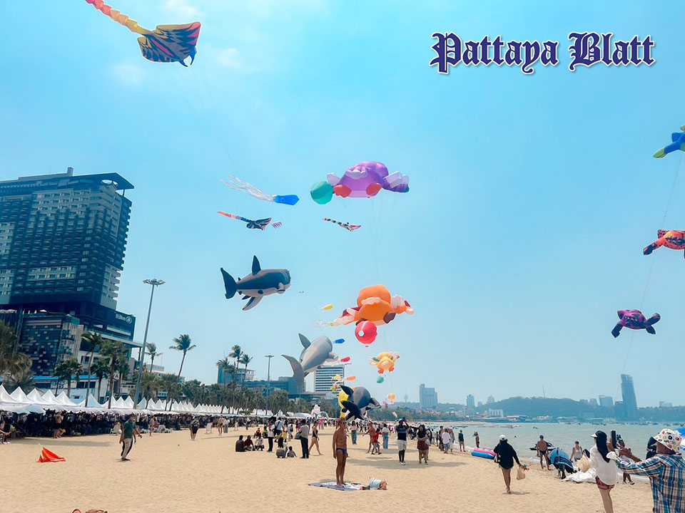 Farbenfrohe Lüfte über Pattaya Beach beim Internationalen Drachenfestival vom 25. Februar bis 1. März