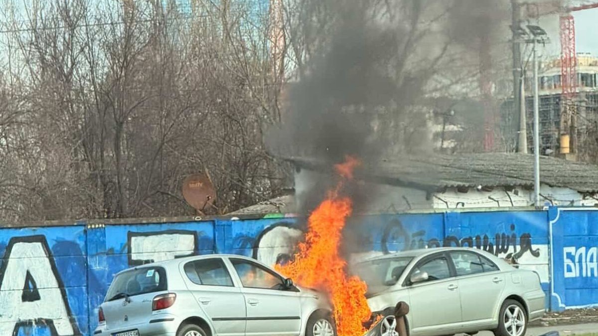 CRNI DIM SE NADVIO NAD NOVIM BEOGRADOM! Vatra guta automobile, dramatične slike iz bloka 70 (FOTO, VIDEO)