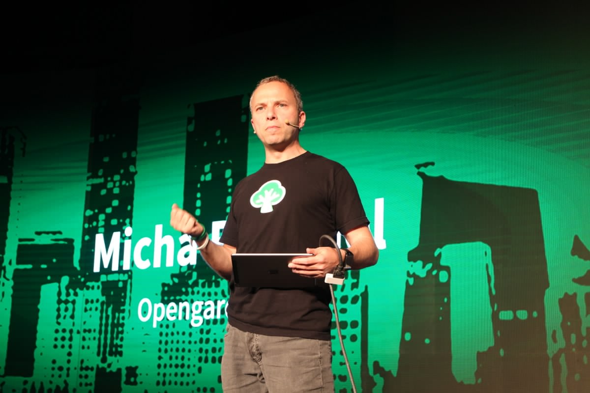 Comment on Always Connected: Firechat Co-Founder Micha Benoliel Product Show by Can't-miss Talks and Startups at 2014 TechCrunch China Conference | TechNode