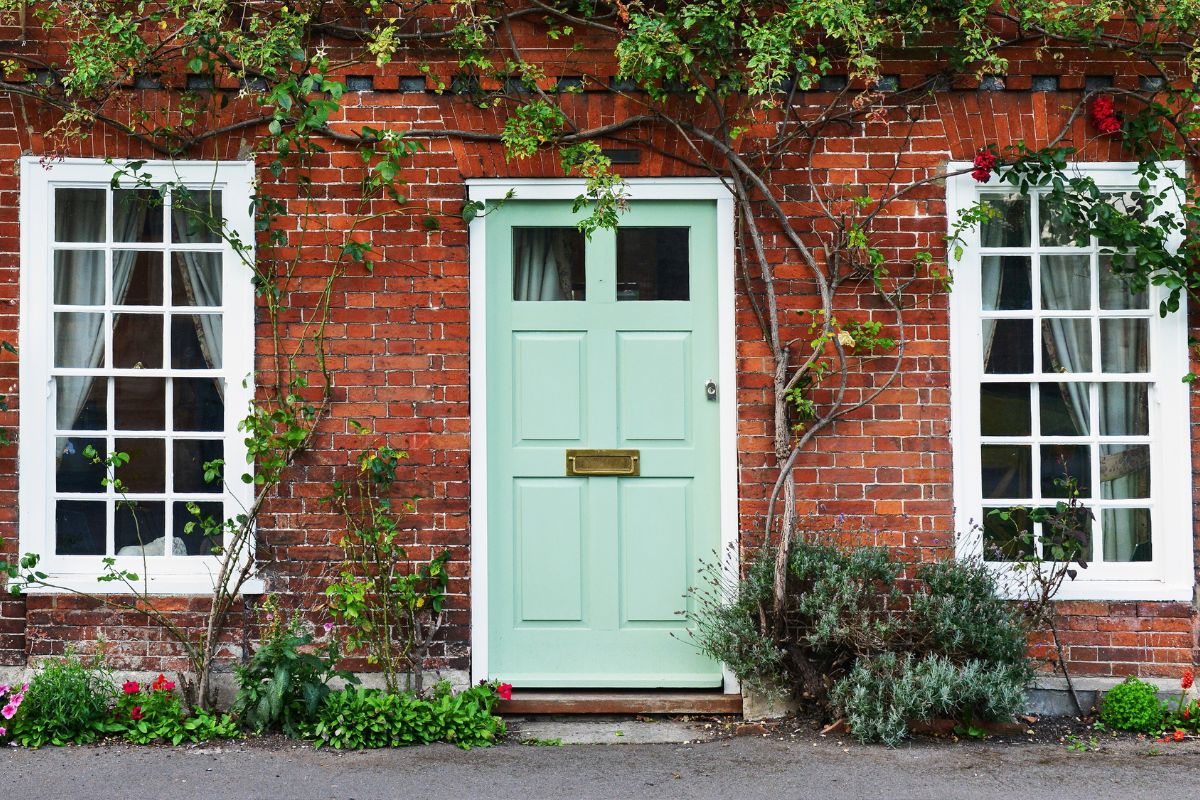 Say goodbye to white or black front doors, here are 5 'original' colour ideas that will make your home more welcoming