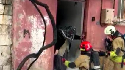 Altyapı çalışmasında doğal gaz hattında patlama oldu; mahsur kalanları itfaiye kurtardı