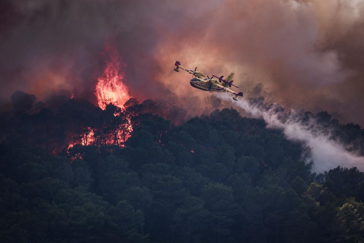 Incendies dans le Var : plus de 800 pompiers toujours mobilisés, une météo « plus favorable » espérée ce vendredi