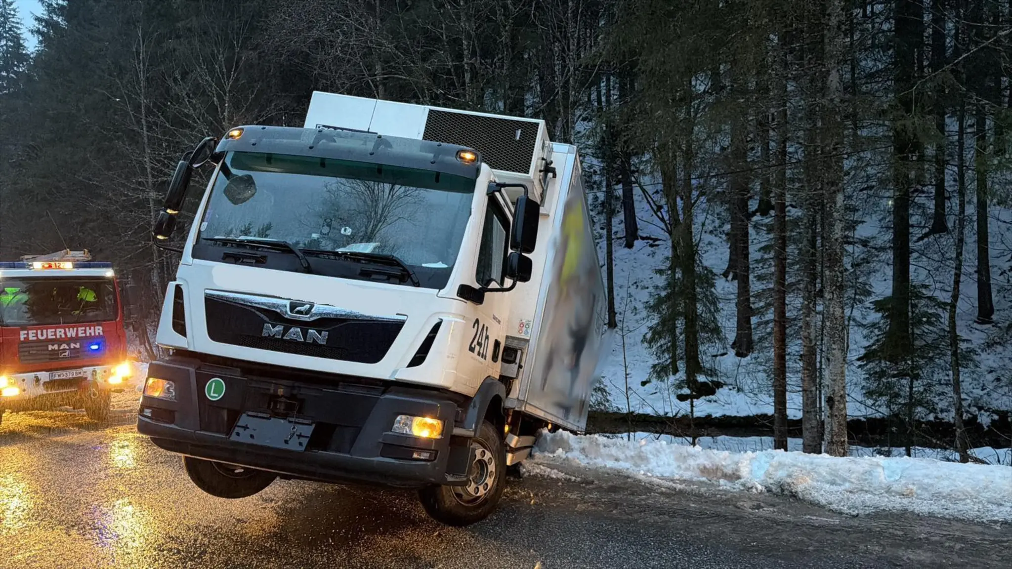 Glatteis bringt LKW ins Rutschen: Bergungseinsatz auf der L131