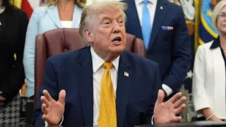 Trump nói Iran đang đối mặt với ‘cơ hội cuối cùng’ trước khi bị ‘chặt đầu’.