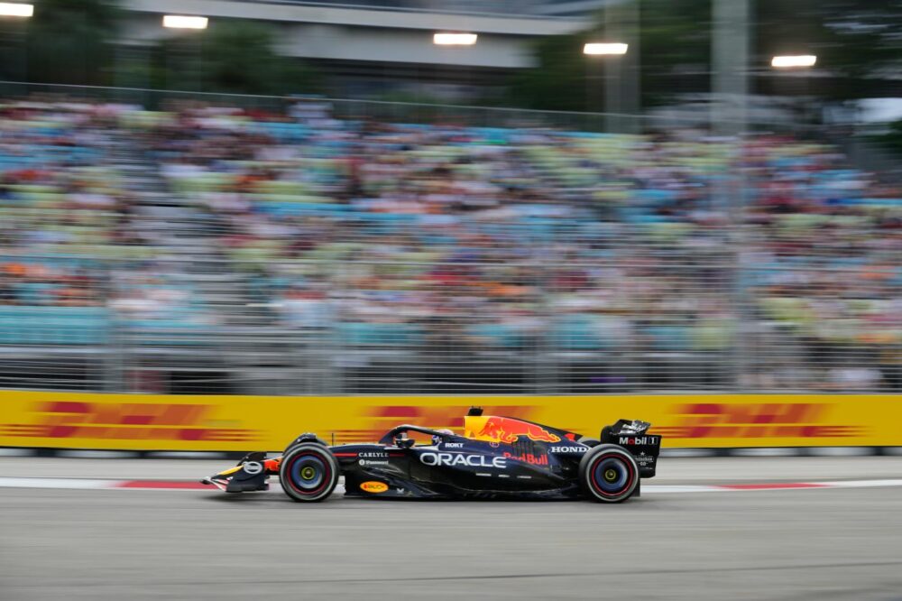F1, Max Verstappen anticipa Piastri nelle FP3 di Singapore. Antonelli e Norris in top 5, indietro le Ferrari