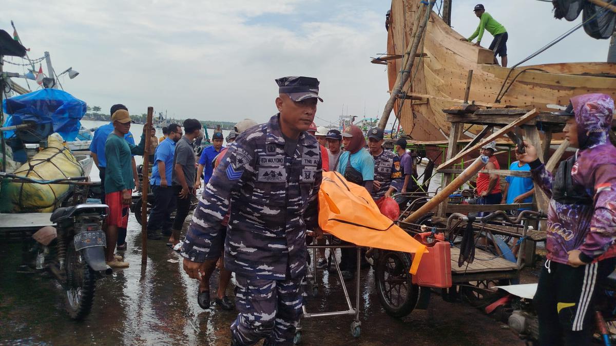 Nelayan Asal Situbondo Meninggal saat Menguras Kapal di Pelabuhan Muncar