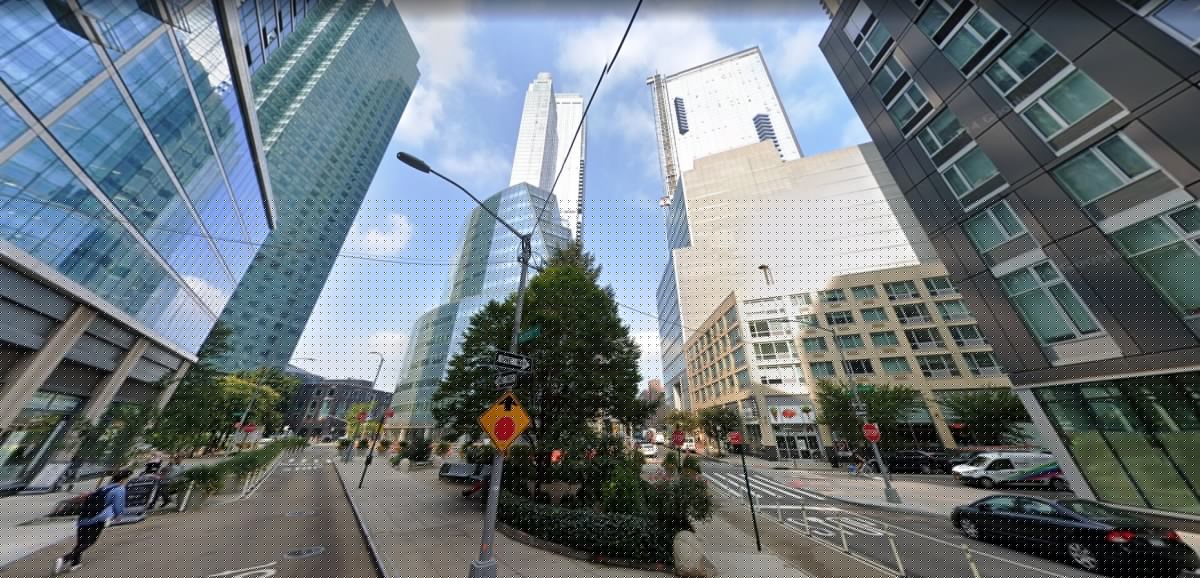 Un arrestado y dos prófugos tras brutal muerte de hispano en edificio de lujo en Queens, Nueva York