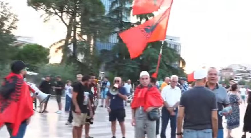 LIVE- “Rama jepe dorëheqjen!”/ Nis grumbullimi i protestuesve në sheshin “Skënderbej”, pritet marshim drejt Kryeministrisë