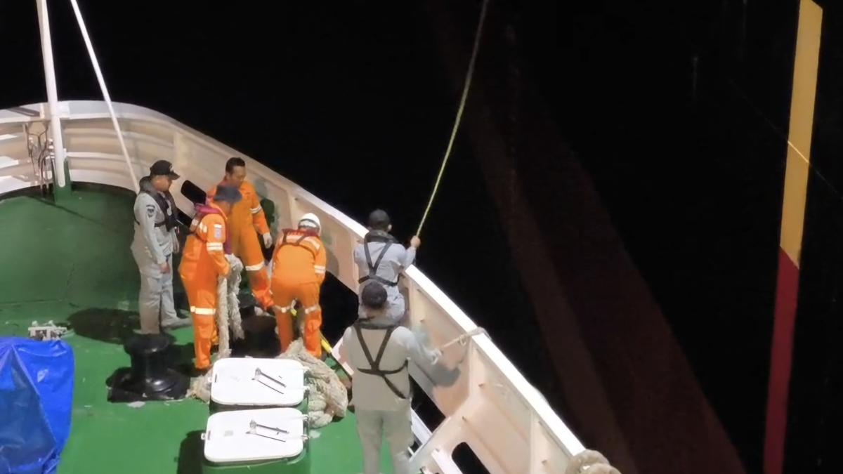 Alami Kencing Darah dan Kulit Menguning, ABK Kapal Asing Dievakuasi di Selat Makassar