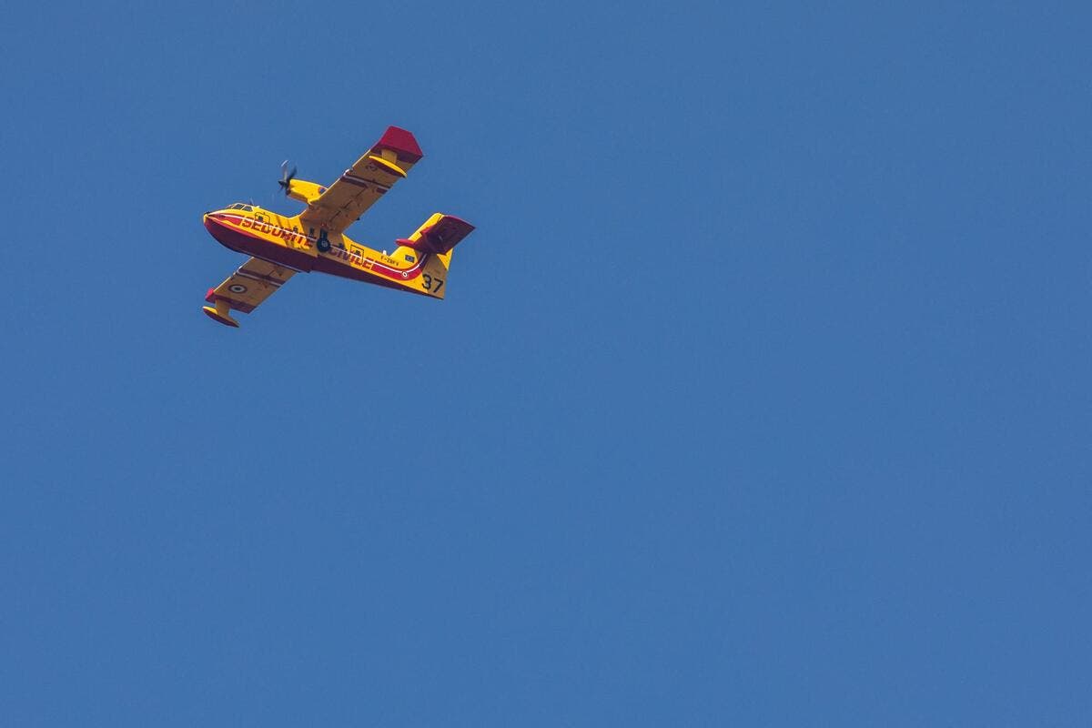 « Aujourd’hui, on achète à prix d’or des avions dépassés » : face à la flambée des incendies, ces start-up françaises ont un plan original pour renforcer rapidement les moyens aériens