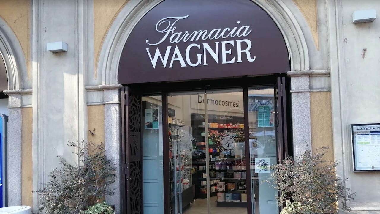 Rapina a mano armata nella storica farmacia: minaccia la commessa col coltello e scappa