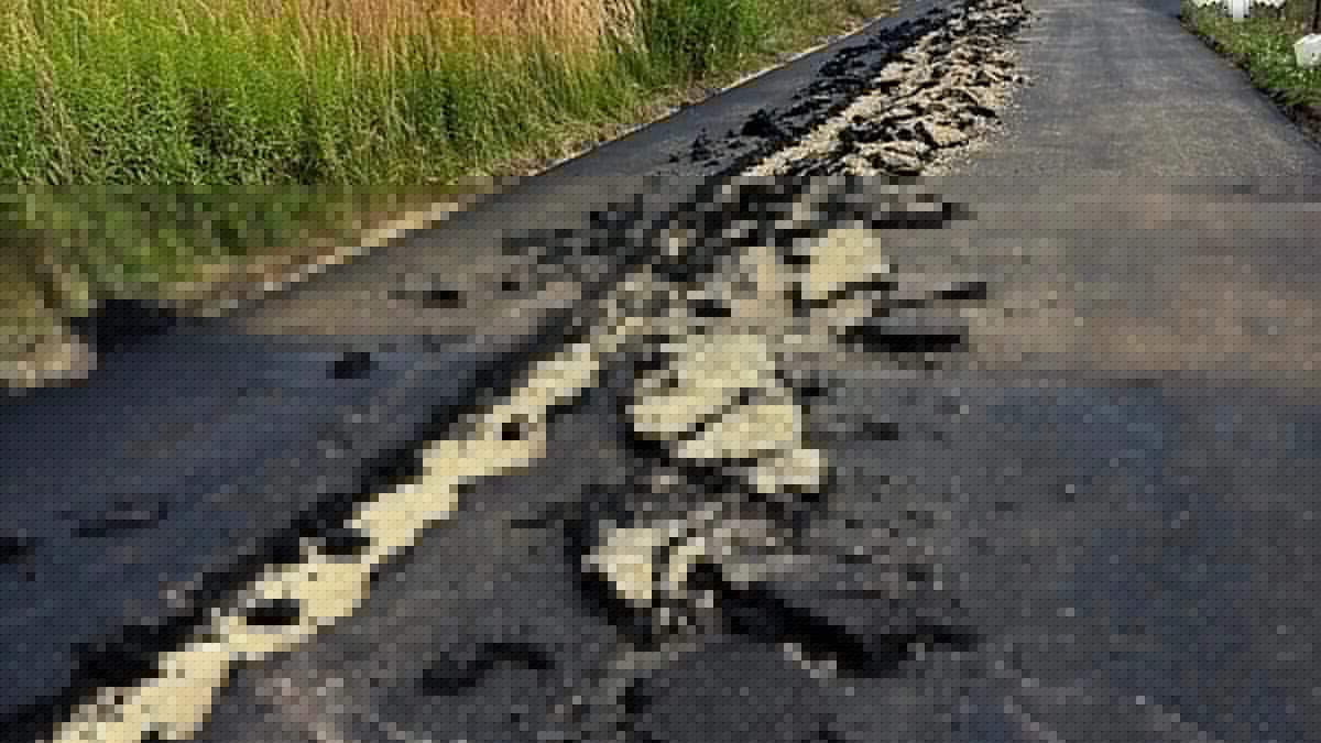Prisión preventiva para un hombre en Polonia tras destrozar con su tractor una carretera recién asfaltada