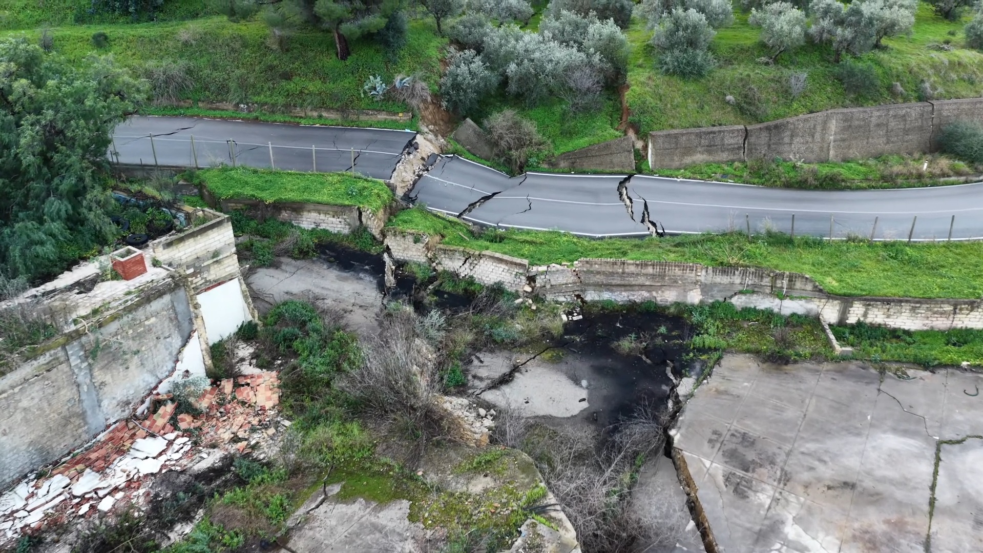 Frana a Niscemi, spaccata in più punti la strada che porta a Gela: il video dal drone
