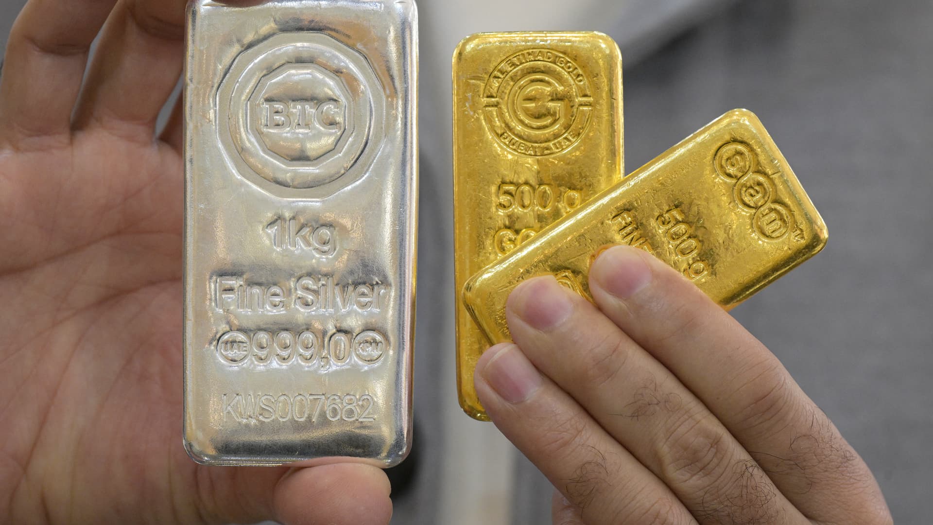 Gold rally stalls as prices drop 4% after a sharp run-up; Asia-Pacific stock markets trade mixed