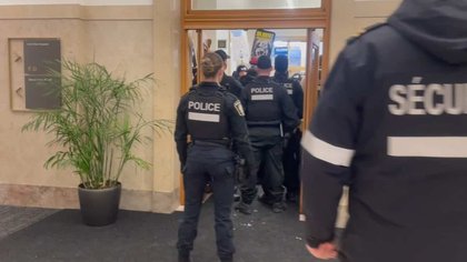 EN VIDÉO | Des cols bleus perturbent la séance du conseil municipal à Montréal