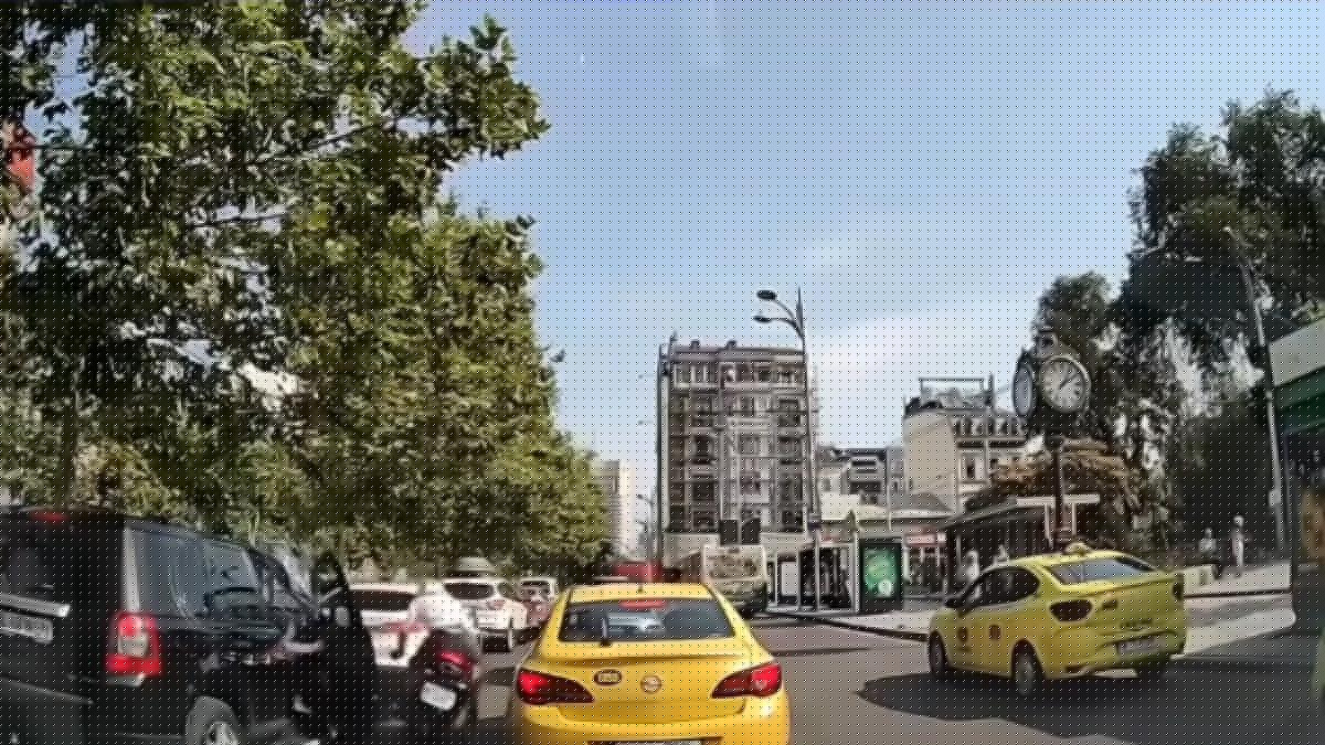 Un motociclist care mergea printre maşini a fost lovit cu portiera. Cine e vinovat? Lecţiile care lipsesc din şcoala generală