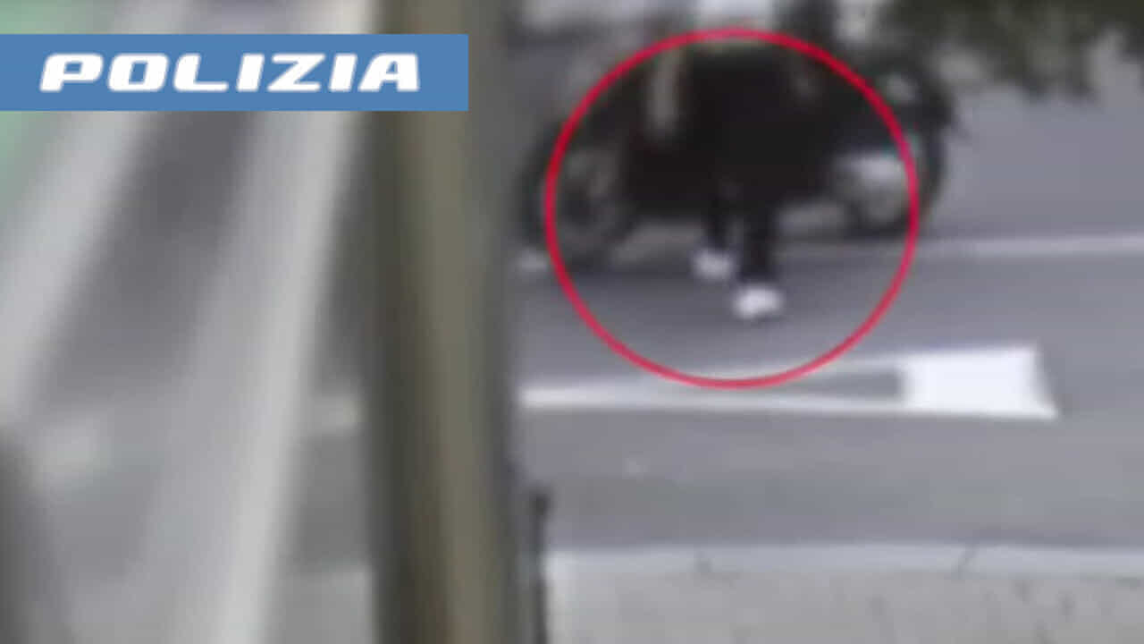 Si presenta ubriaca nel bar dell'ex, lo aggredisce poi tenta di investirlo in auto: donna in carcere