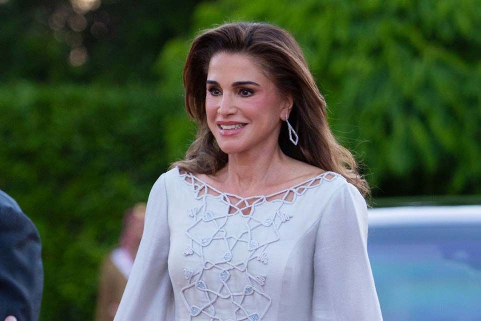 En jupe en jean revisitée, Rania de Jordanie enfin de retour sur le terrain avec un nouveau look réussi