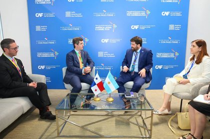 Vicecanciller Hoyos se reúne con representantes de Argentina, Marruecos y Sudáfrica en Foro Económico Latinoamericano