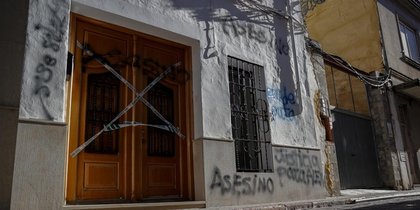 Dolor y rabia en el funeral de Álex y pintadas en casa de su asesino: «Pedimos justicia»