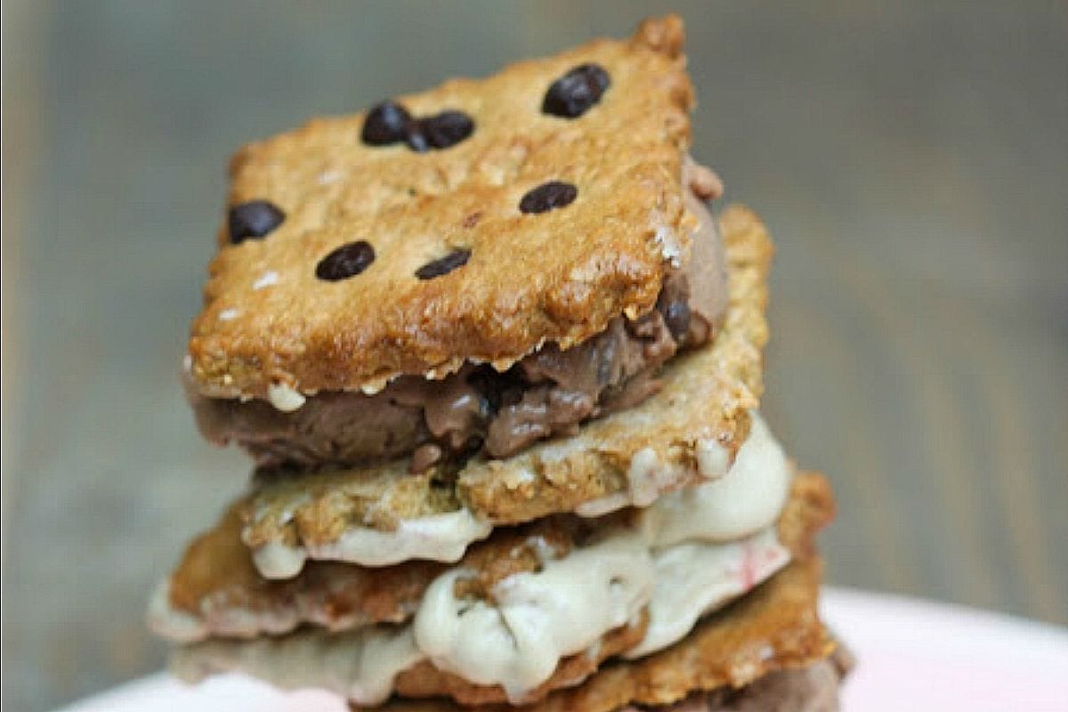 Ice Cream Sandwiches With Crunchy Chocolate Chip Cookies [Vegan]