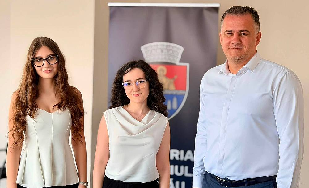 Primăria Bacău a premiat cele două absolvente care au obținut media 10 la Bacalaureat