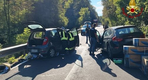 Grave incidente sulla SR 204: una persona estratta da un’auto