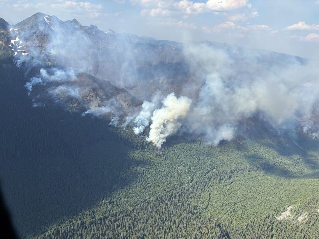 Fire crews work on containment lines between out-of-control blaze and Kimberley, B.C. (BC)