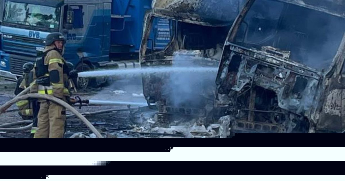 Россияне атаковали Прилуччину: ранен мужчина, сгорело грузовое отделение "Новой почты" и 6 автомобилей. ФОТОРЕПОРТАЖ