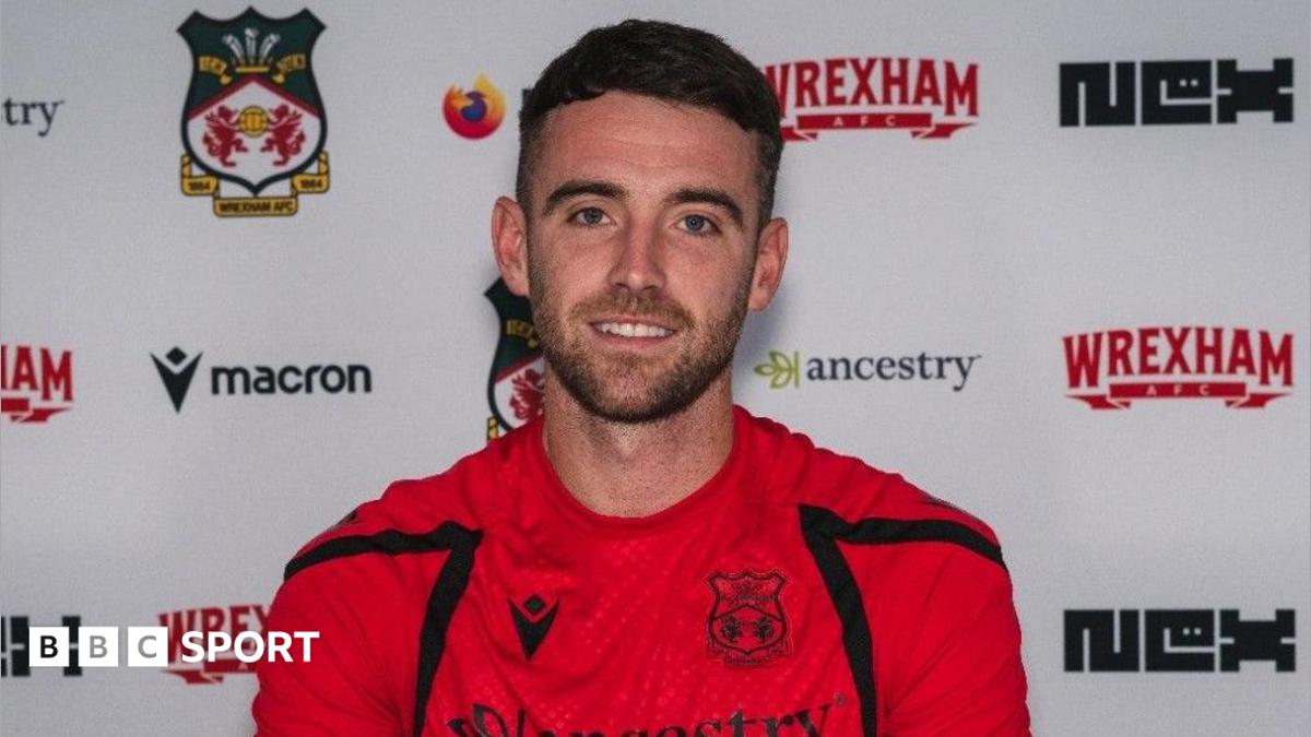 Wrexham sign Preston captain Whiteman